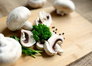 frische-champignons-mit-kraeuter