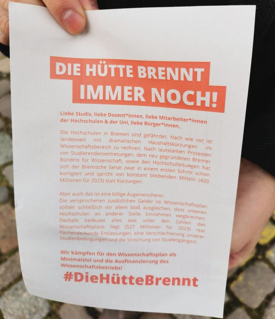 Abbildung 3: "Die Hütte brennt immer noch!" - Protestierende geben sich nicht mit einem Teilerfolg zufrieden.