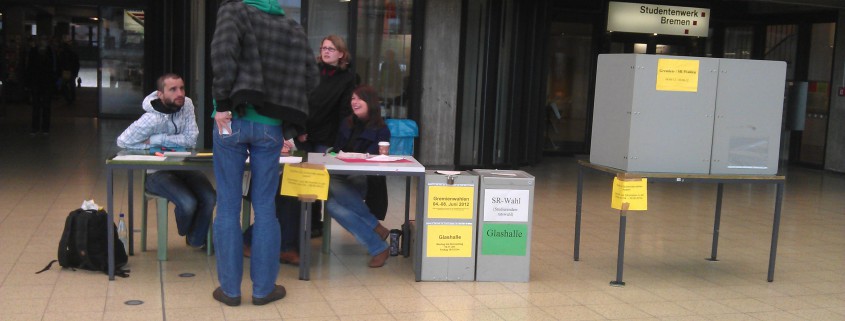 Studierender bei der Wahlurne