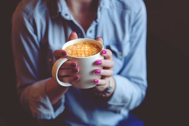 frau-haelt-kaffeetasse