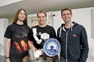 Felix Thielke, Andreas Stolpman und Tim Laue (v.l.) mit dem Roboter des Teams "B-Human"