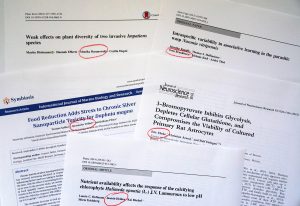 Abbildung 5: Auswahl von Publikationen mit Bachelor-Studierenden. In ihren Abschluss- und Projektarbeiten liefern die Studierenden häufig wesentliche wissenschaftliche Beiträge, die durch Erstoder Koautorenschaften in Publikationen gewürdigt werden. Die Namen der beteiligten Bachelor-Studierenden sind rot umrandet.