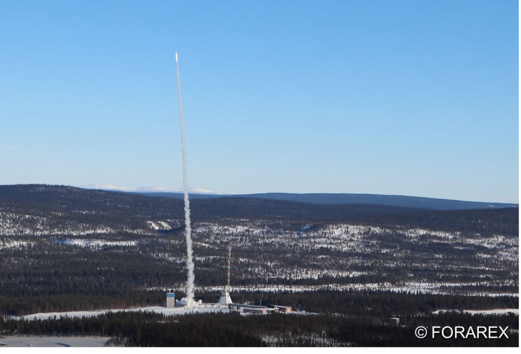 Die Forschungsrakete REXUS 25 auf ihrem Weg zu den Sternen. © FORAREX