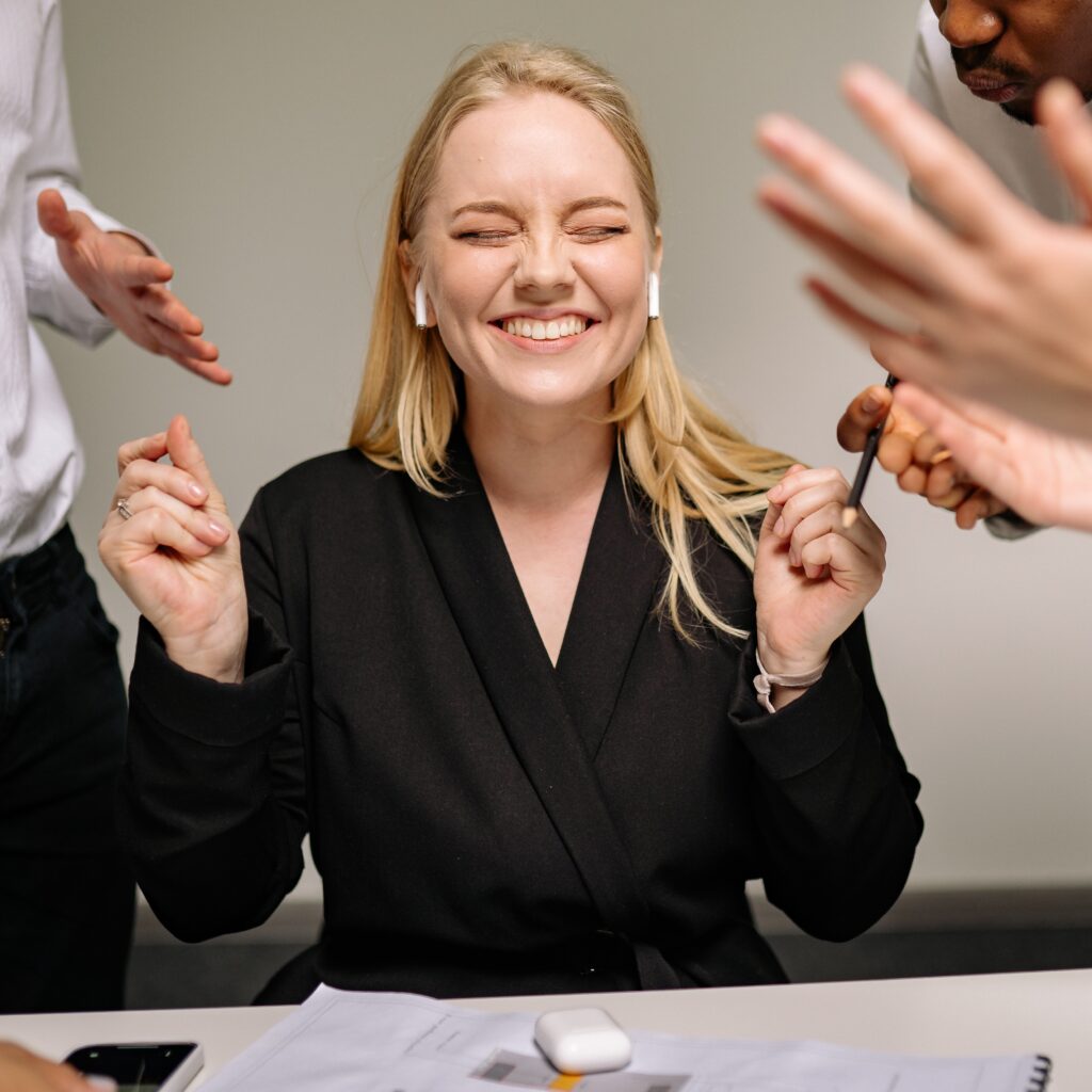 Frau die sich am Arbeitsplatz freut